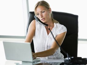 Trabajo sedentario y sosteniendo el hombro del teléfono las causas de la osteocondrosis cervical