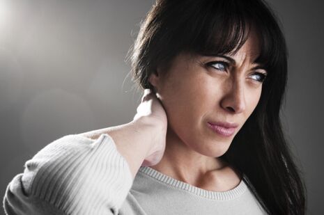 Una mujer tiene osteocondrosis de cuello