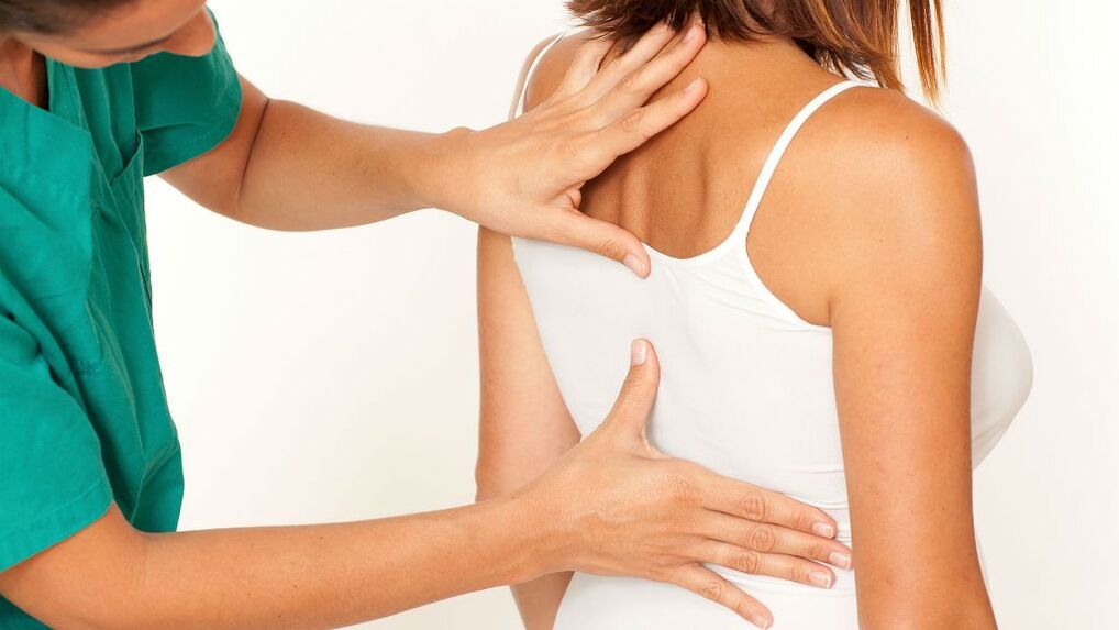 examen realizado por un médico para detectar osteocondrosis torácica