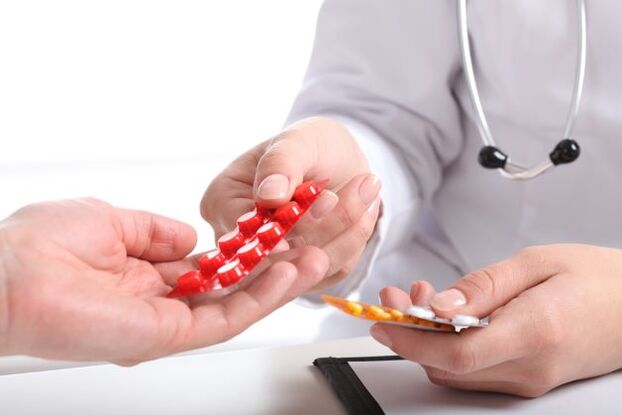 El médico da pastillas para tratar la osteocondrosis.